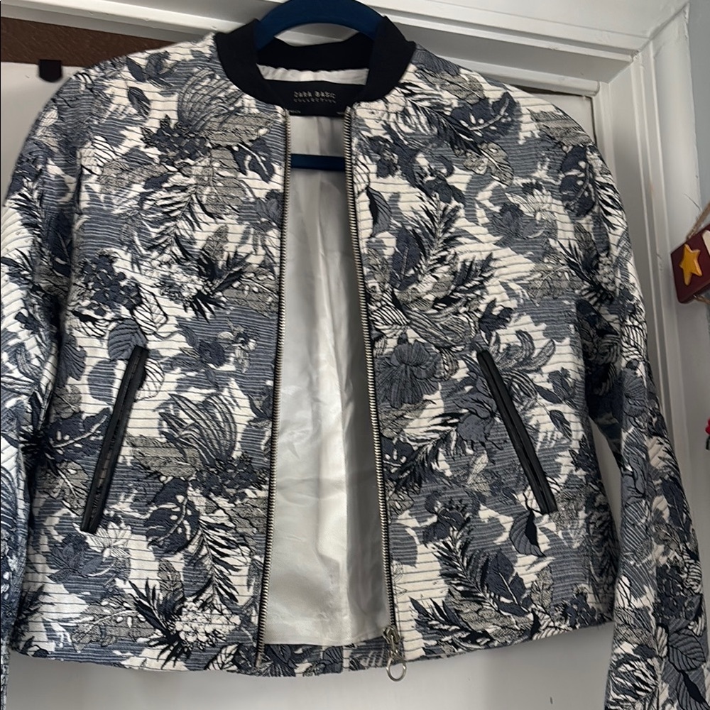 Oasis Women's Floral Bomber Jacket - Black and White